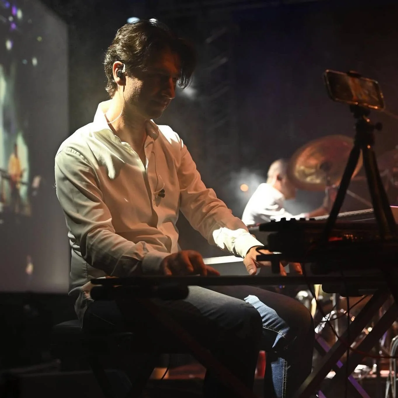 Diego Rossi alle tastiere durante un concerto