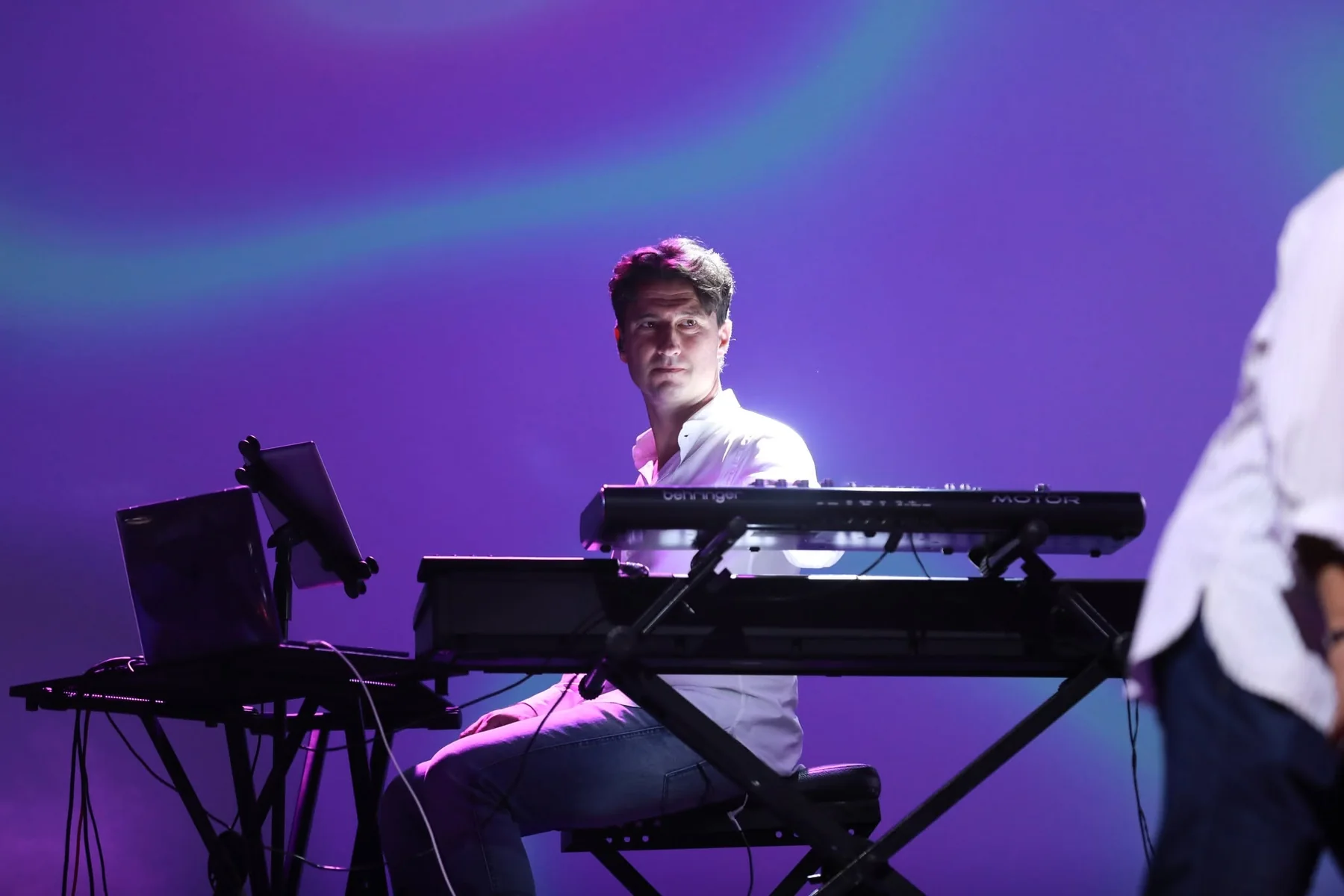 Diego Rossi sul palco con il setup di tastiere