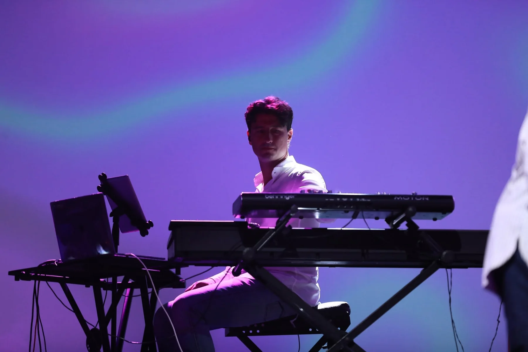 Diego Rossi con un setup di tastiere sul palco