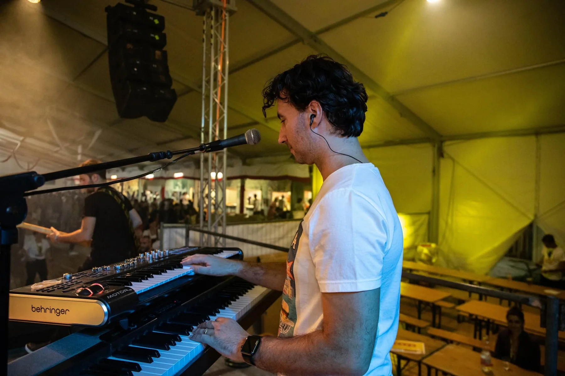Diego Rossi mentre suona un setup di tastiere live