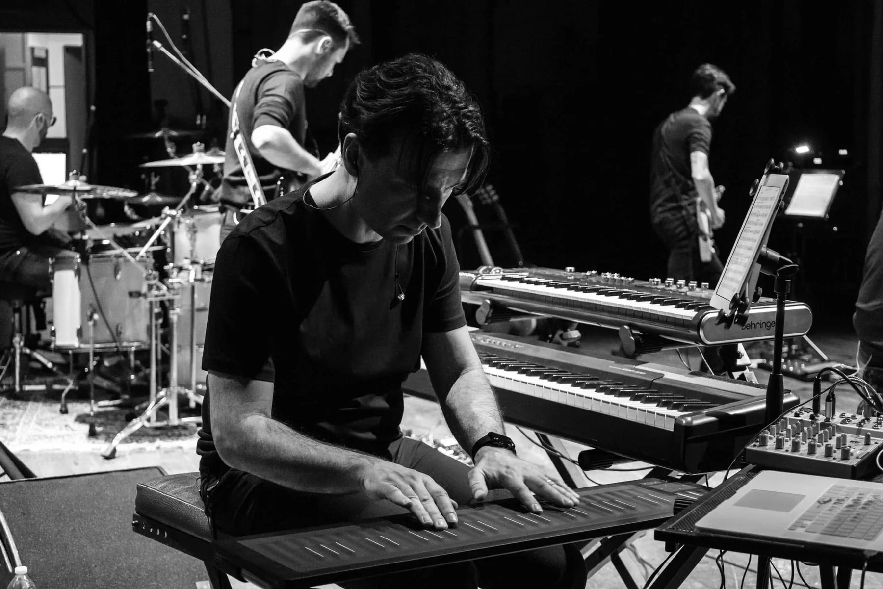 Diego Rossi durante una performance live alle tastiere