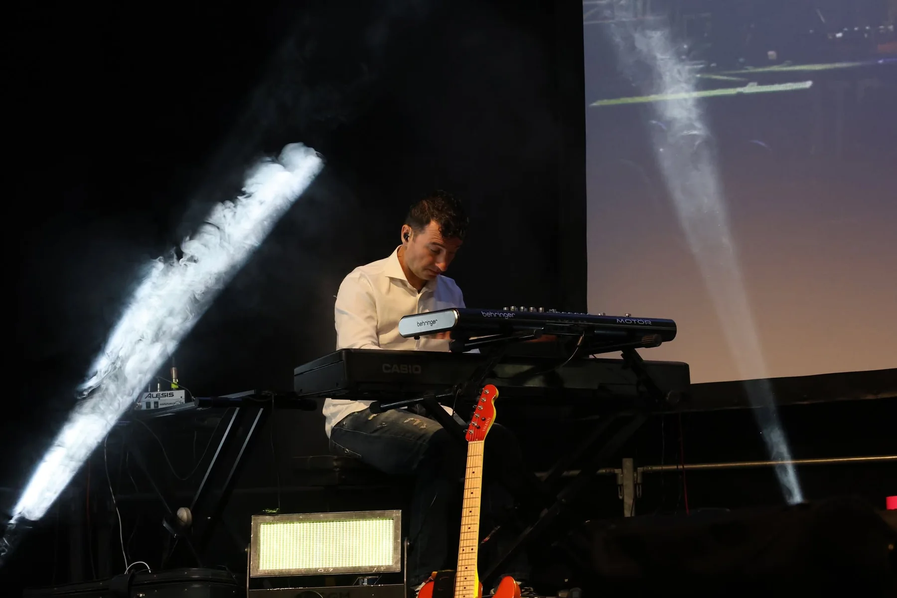 Diego Rossi alle tastiere durante un concerto