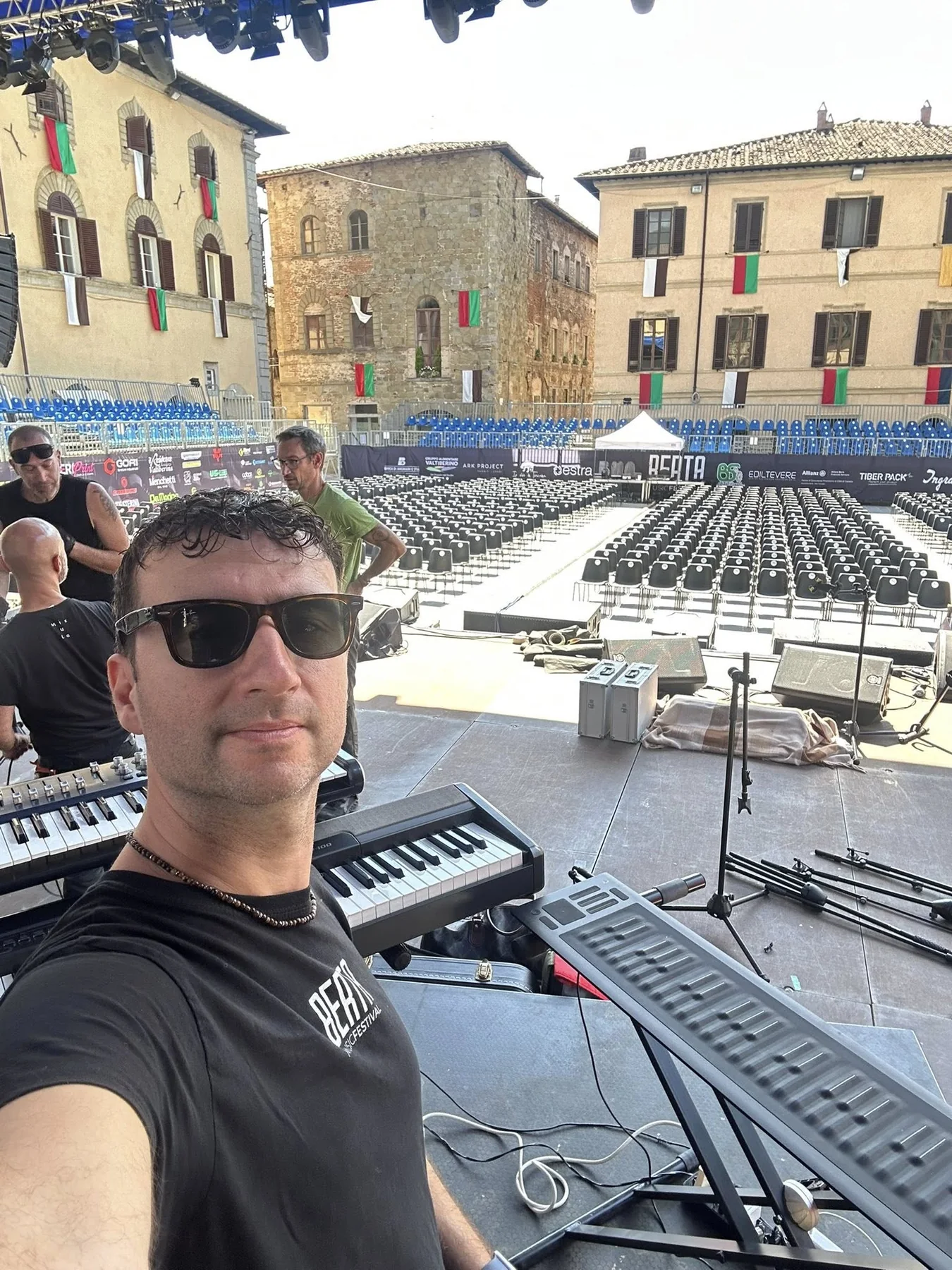 Diego Rossi sul palco prima di un concerto